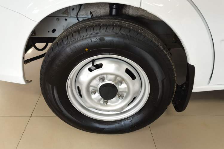 Used JMC Fushun 2025 2.0T 6MT Diesel Short-Wheelbase Low-Roof Commercial Multi-Purpose Passenger Vehicle with 5/6 Seats and Twin-Swing Tailgate
