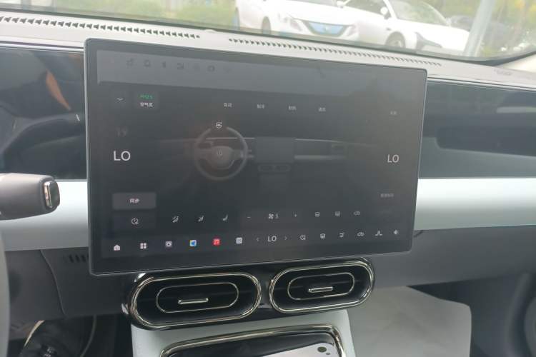 Used Leapmotor C01 2024 All-Electric 625 Deluxe Edition Audio And AC Panel