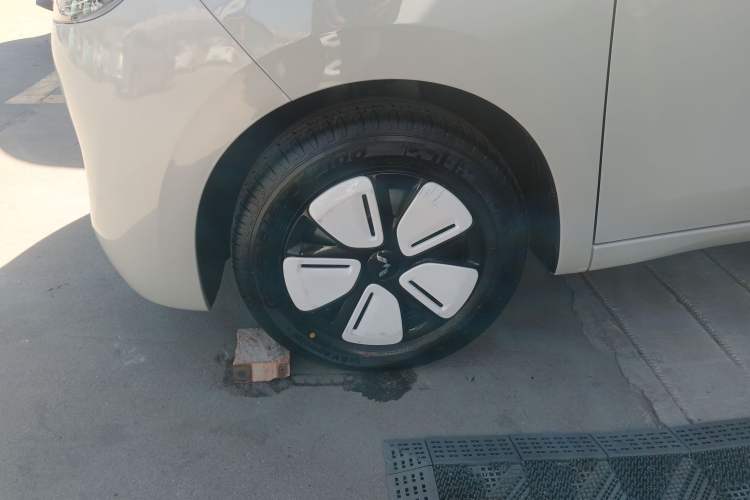 Used Wuling Hongguang MINIEV 2025 Four-Door Version Advanced Edition Left Front Wheel Hub
