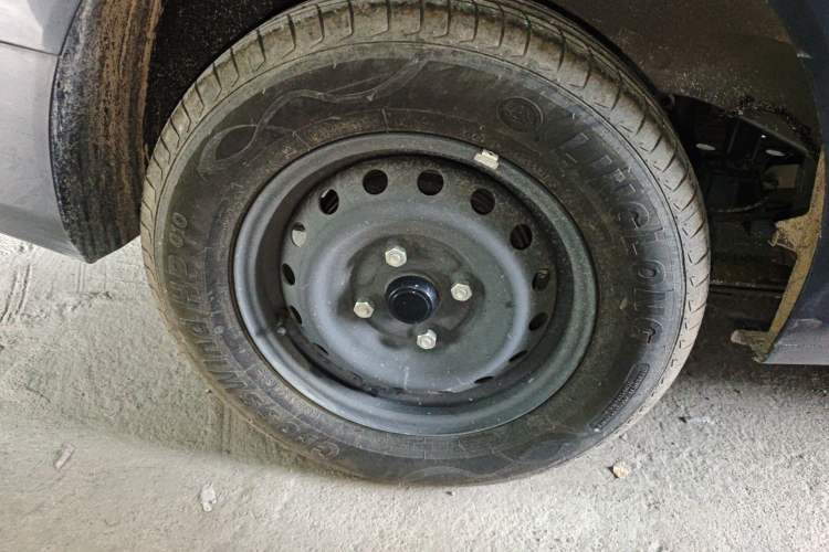 Used Wuling Hongguang New Energy 2024 All-Electric Model 300KM Practical Version Right Rear Wheel Hub