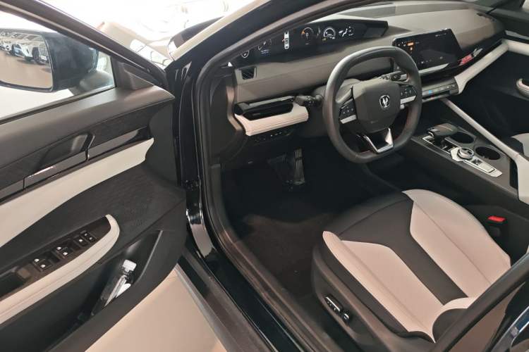 Used Changan UNI-V iDD 2024 Blue Whale Smart Electric iDD 136km ZhiKu Model