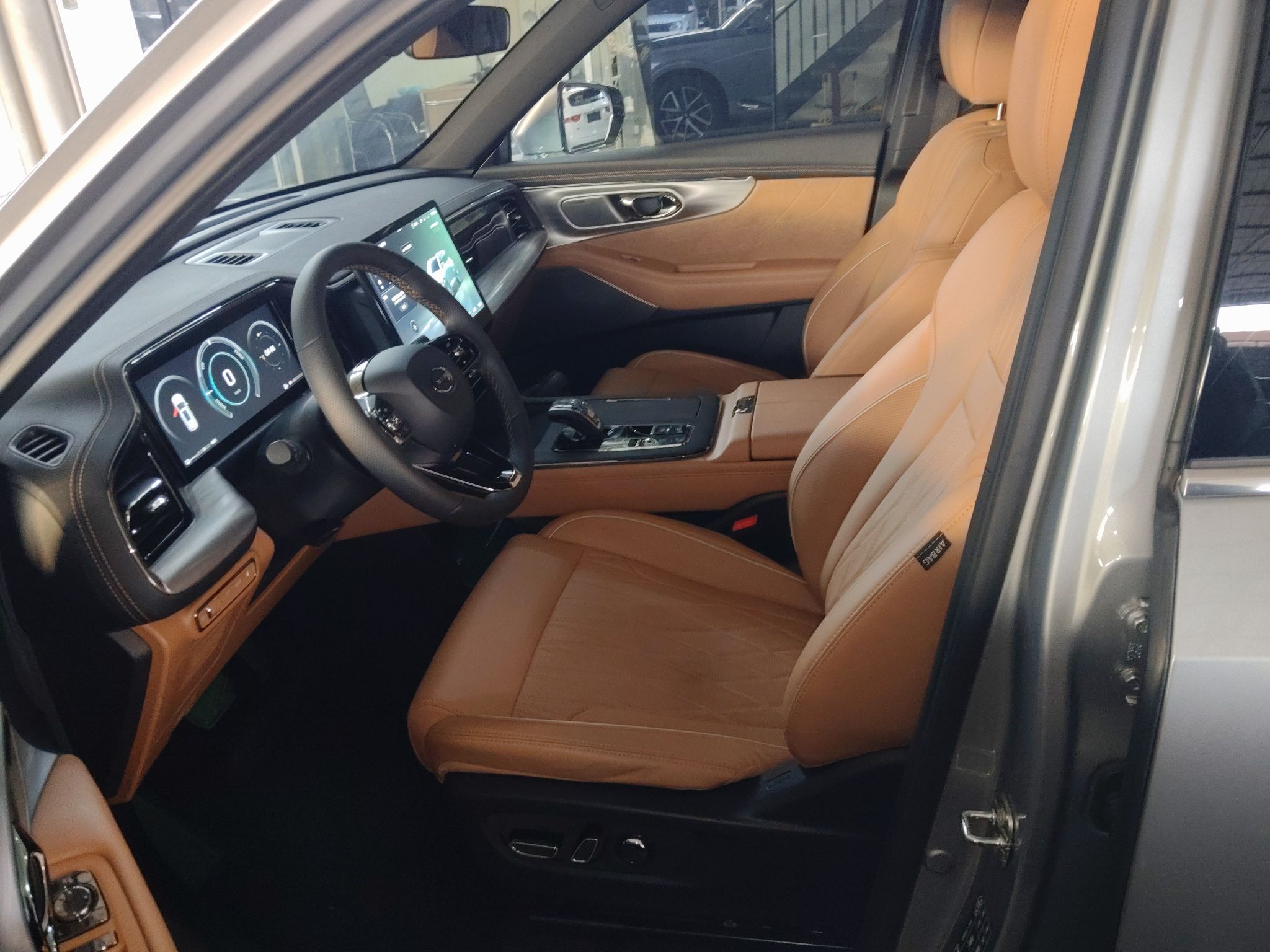 المقاعد الأمامية داخل السيارة