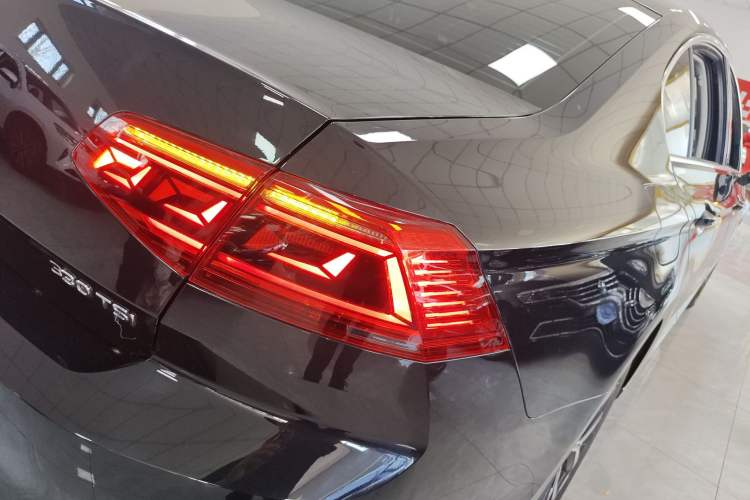 Used Volkswagen Magotan 2020 330TSI DSG Luxury Edition Right Rear Taillight