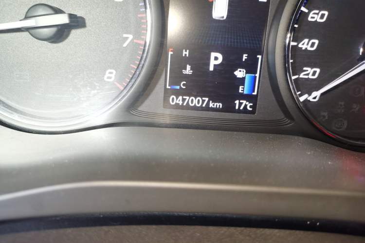 Used Mitsubishi Outlander 2019 2.0L Two-Wheel Drive Comfort Edition 7-Seater China VI Standard Odometer Close Up