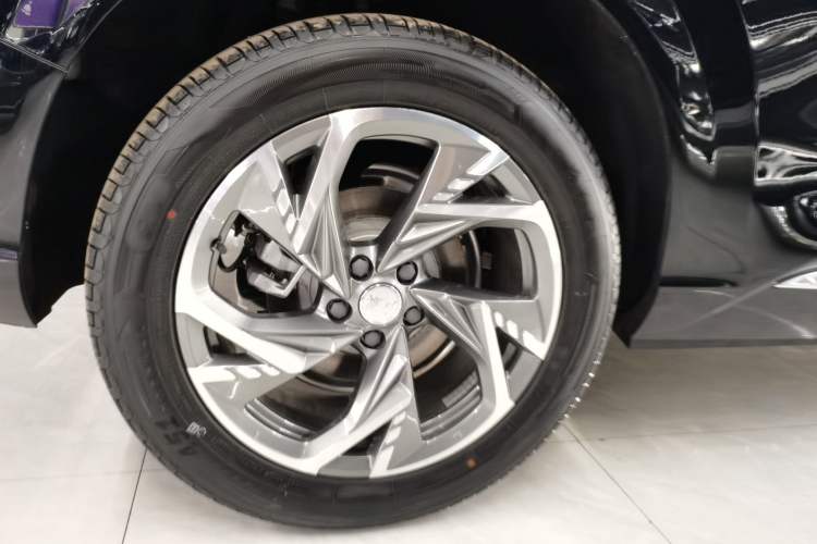 Used Hongqi HS3 PHEV 2025 Model 117km Jingwei Edition Right Rear Wheel Hub