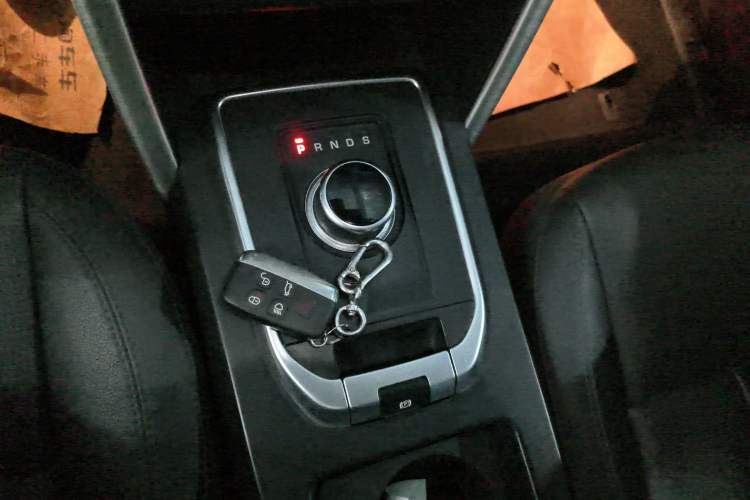 Used Land Rover Discovery Sport 2018 240 PS SE Version Gear Lever