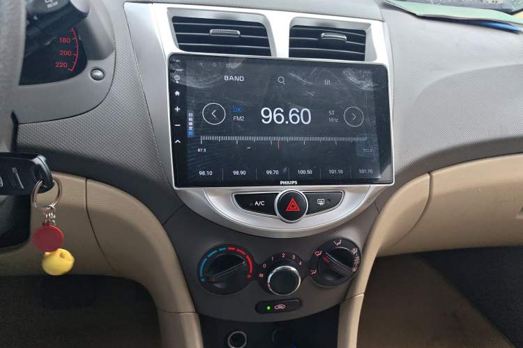 Used Hyundai Verna (older generation) 2011 Hatchback 1.4L Automatic Comfort Model GS Audio And AC Panel