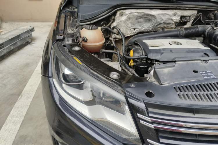 Used Volkswagen Tiguan 2015 1.8TSI Automatic All-Wheel-Drive Luxury Model Right Front Headlight