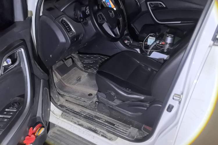 Used JMC Yusheng S350 2013 2.4T Automatic 2WD Diesel Luxury Edition 5 Seats Driver Seat