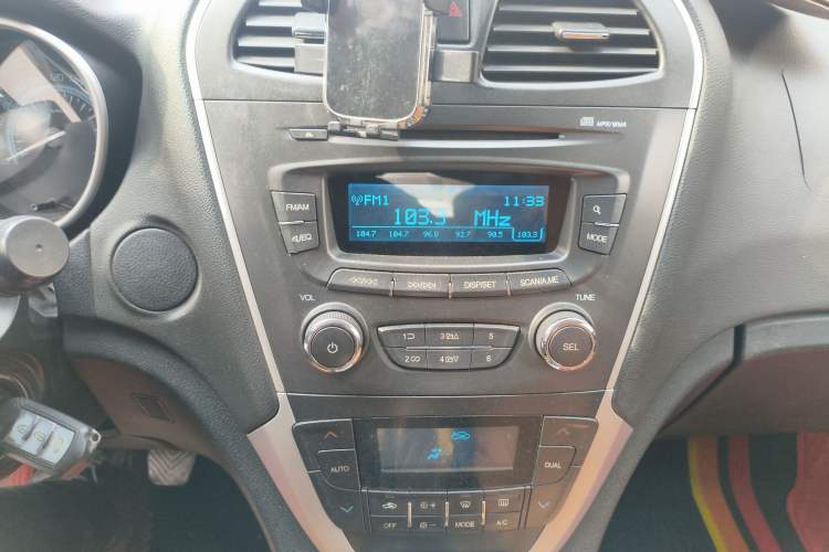 Used GAC Trumpchi GS5 2012 2.0L Manual Two-Wheel Drive Comfort Edition Audio And AC Panel