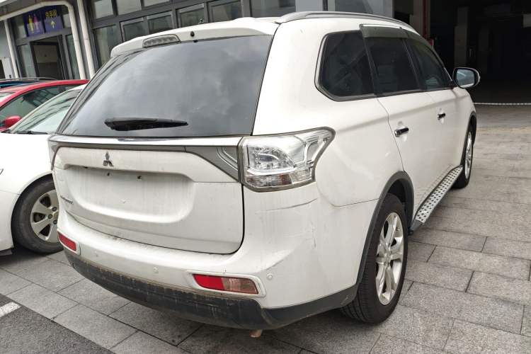 Used Mitsubishi Outlander 2014 2.4L 4x4 Deluxe Value Edition 5 Seats Rear Right 45 Deg