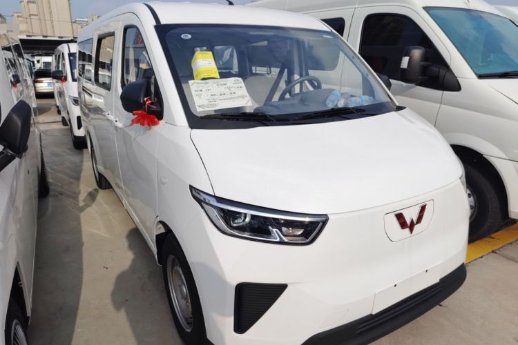 Used Wuling Yangguang 2024 300KM Comfort Version Passenger Van 75kW
