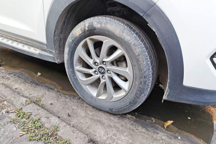 Used Hyundai Tucson 2015 1.6T Dual-Clutch Two-Wheel-Drive Smart Model Right Front Wheel Hub