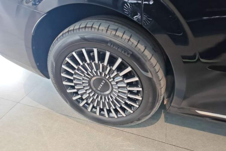 Used Zeekr 009 2024 7-Seater Walk-Through Version Four-Wheel Drive 108 kWh Right Rear Wheel Hub