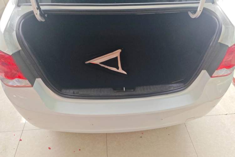 Used Chevrolet Cruze 2013 1.6L SE MT Trunk