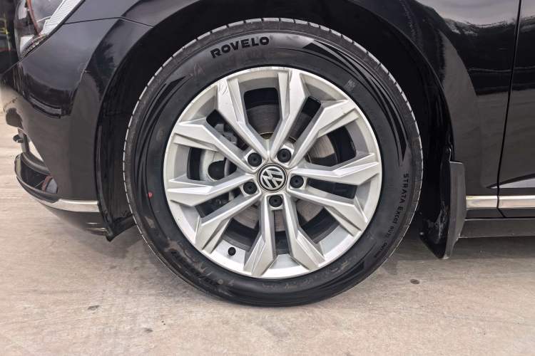 Used Volkswagen Magotan 2019 330TSI DSG Luxury Model China V Standard Left Front Wheel Hub