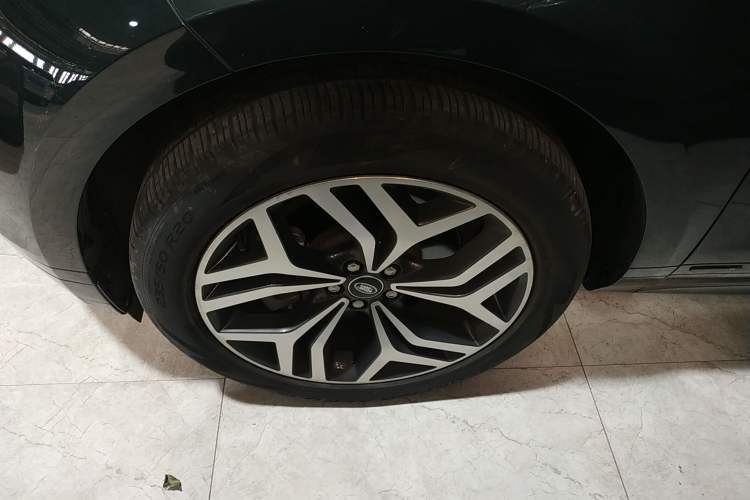 Used Land Rover Range Evoque 2021 Range Rover Velar L 249PS R-Dynamic First Edition Left Front Wheel Hub