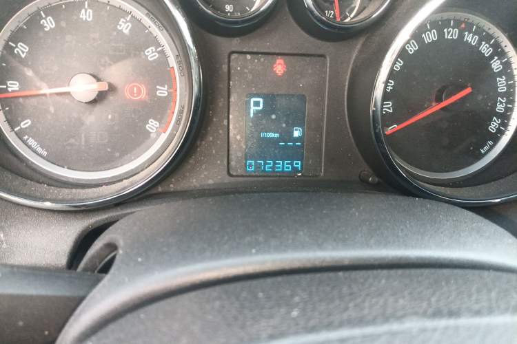 Used Buick GT 2013 XT 1.6L Automatic Comfort Edition Odometer Close Up