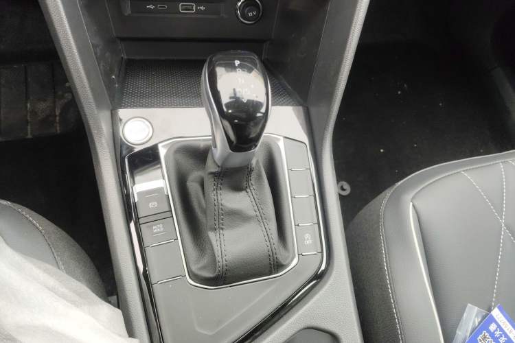 Used Volkswagen Tiguan L 2025 Model, Outstanding Version, 300TSI Automatic Two-Wheel Drive Longteng Edition Gear Lever