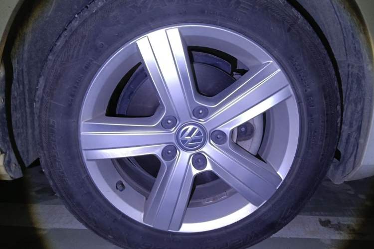 Used Volkswagen Golf 2015 1.6L Automatic Comfort Model Right Front Wheel Hub