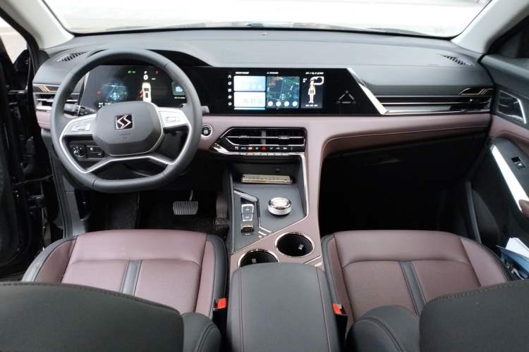 Used SOL X8 PLUS 2023 1.5 TGDI DCT Smart Edition 7-Seater Center Console