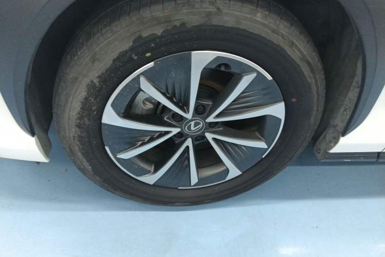 Used Lexus RZ 2023 450e All-Wheel Drive Luxury Edition Left Front Wheel Hub