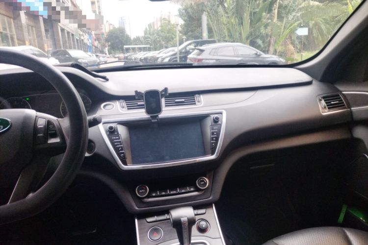 Used Land X7 2016 2.0T Panoramic Prestige Edition Center Console