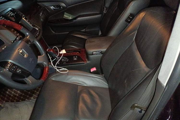 Used Toyota Crown 2011 2.5L Royal Special Edition with Leather and Sunroof
