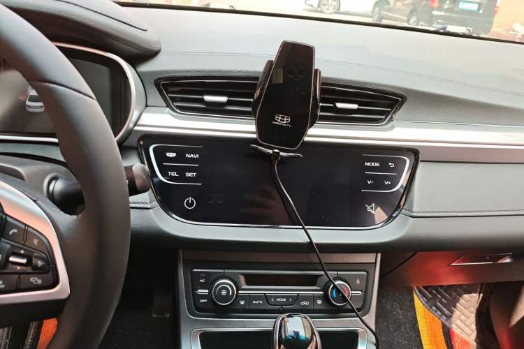Used Geely Auto Emgrand 2019 Leading Edition 1.5L CVT Upward-Connected Model China VI Standard Audio And AC Panel