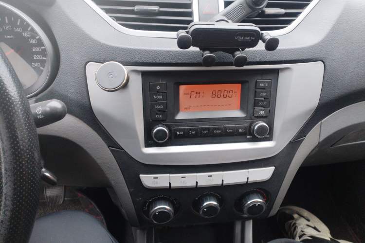 Used FAW Senya S80 2013 1.5L Manual 5-Seat Urban Fashion Edition Audio And AC Panel