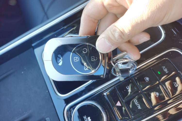 Used Chery Fengyun T9 2024 120 Long-Range Flagship Version 7 Seats Ternary Lithium Interior 1