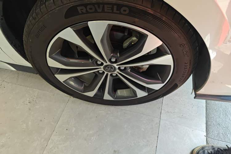 Used Toyota Granvia 2023 2.5L Hybrid Flagship VIP Edition Right Front Wheel Hub