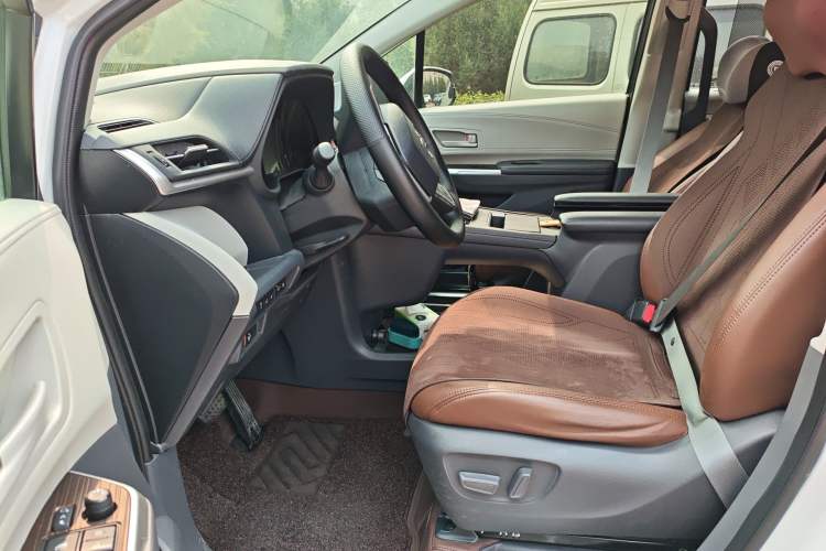 Used Toyota SIENNA 2024 2.5L Hybrid Comfort Edition Left Front Seat