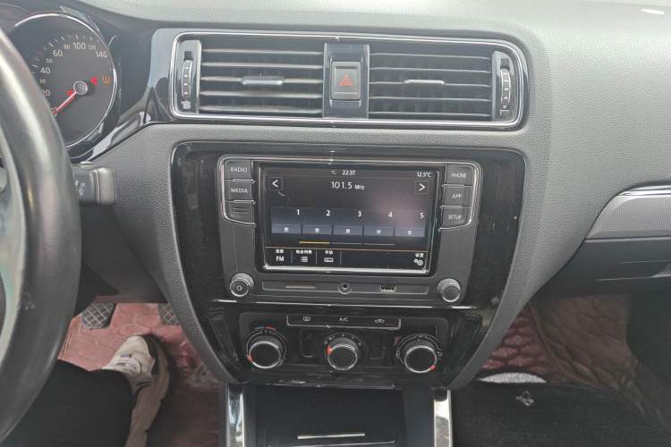 Used Volkswagen Sagitar 2018 1.6L Manual Comfort Model Audio And AC Panel