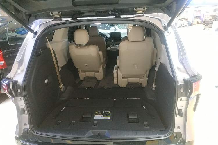 Used Toyota SIENNA 2021 2.5L Hybrid Luxury Edition Trunk