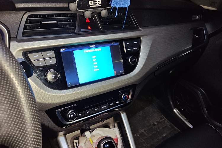 Used Geely Auto Vision X3 2017 1.5L Automatic Luxury Model Audio And AC Panel