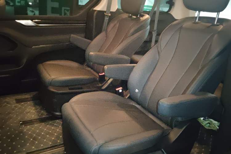 Used SAIC MAXUS G10 2025 Facelifted MAX 2.0T Automatic Executive Version Gasoline 7 Seats Left Rear Seat