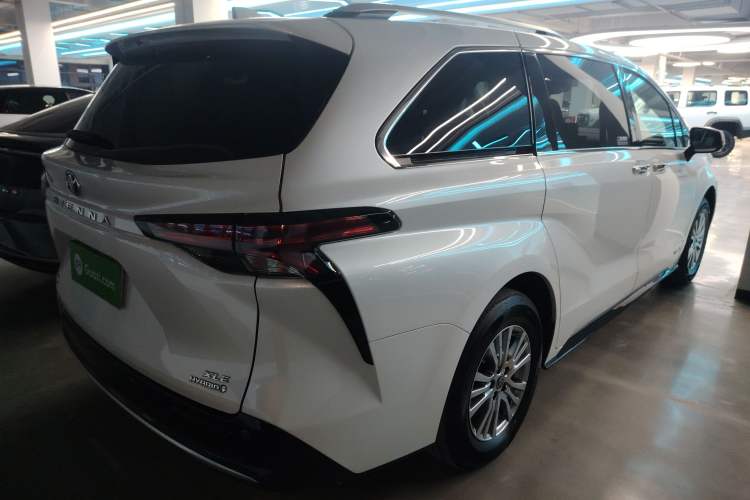 Used Toyota SIENNA 2021 2.5L Hybrid Luxury Edition Rear Right 45 Deg