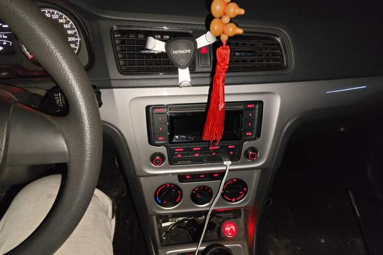 Used Volkswagen Lavida 2013 Revised Classic 1.6L Manual Fashion Edition Audio And AC Panel