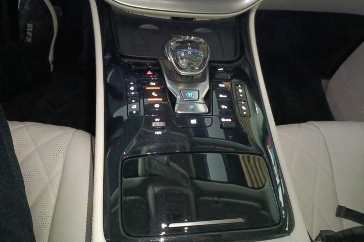 Used Denza D9 2024 DM-i 1050 Luxury Model
