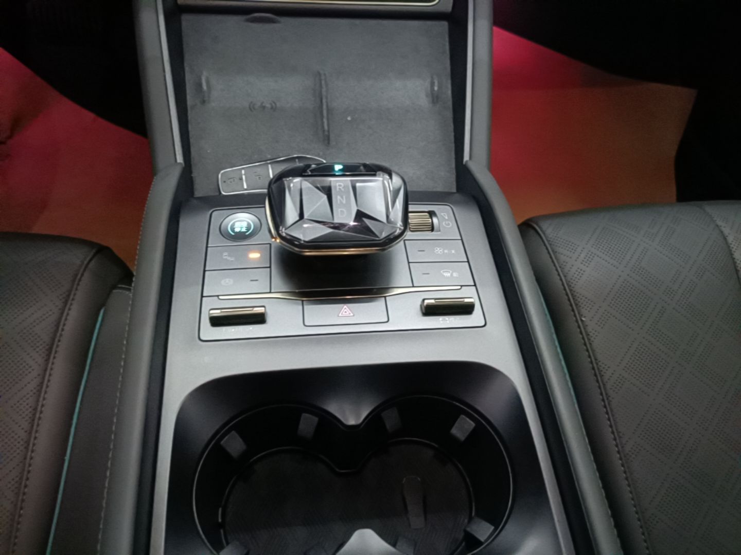 BYD Qin L 2024 DM-i 120KM Excellence Model — снимка 16