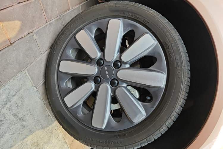 Used ORA Black Cat 2021 351 km Luxury Version Right Front Wheel Hub