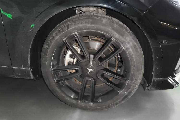 Used VOYAH FREE 2023 Four-Wheel Drive Extended-Range Model with Ultra-Long Range Right Front Wheel Hub