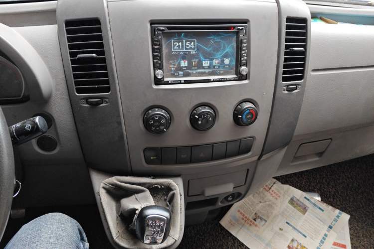 Used Dongfeng Yufeng 2014 2.5T YuliBao Logistics Vehicle Low-Trim Version with Short Wheelbase and Mid-Roof Design – ZD25