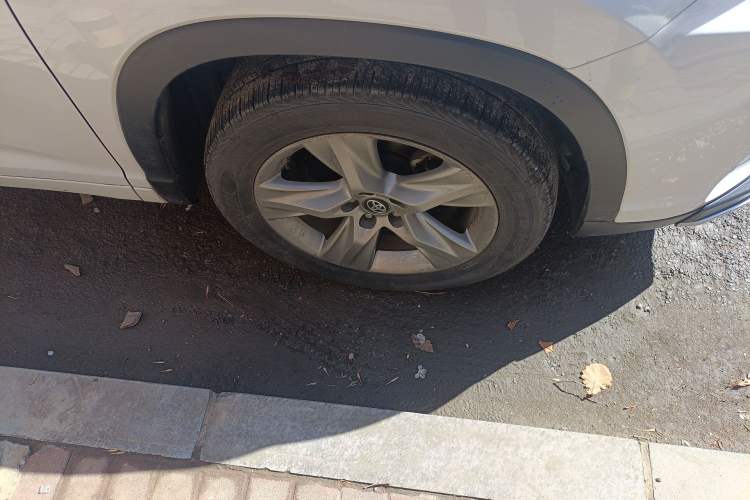 Used Toyota Highlander 2021 2.0T Four-Wheel Drive Luxury Edition 7 Seats Right Front Wheel Hub