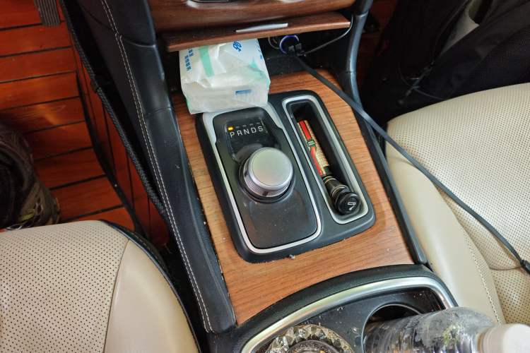 Used Chrysler 300C 2016 3.0L Supreme Edition Gear Lever