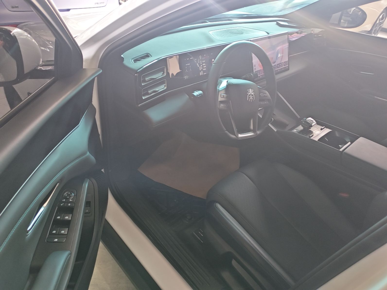 BYD Qin L 2025 DM-i Smart Drive 80KM Leading Model — снимка 18