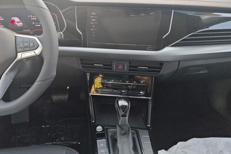 Used Volkswagen Passat 2026 Model, Outstanding 380TSI Xingkong Longteng Edition Audio And AC Panel