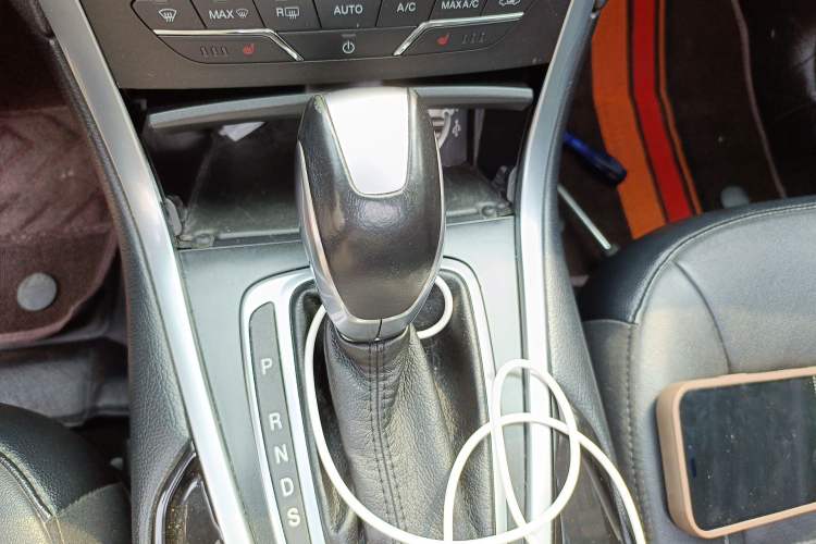 Used Ford Edge 2016 EcoBoost 245 Two-Wheel-Drive Titanium 7-Seater Gear Lever