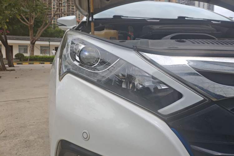 Used BYD Qin New Energy 2015 1.5T Dual-Crown Flagship Plus Edition Right Front Headlight